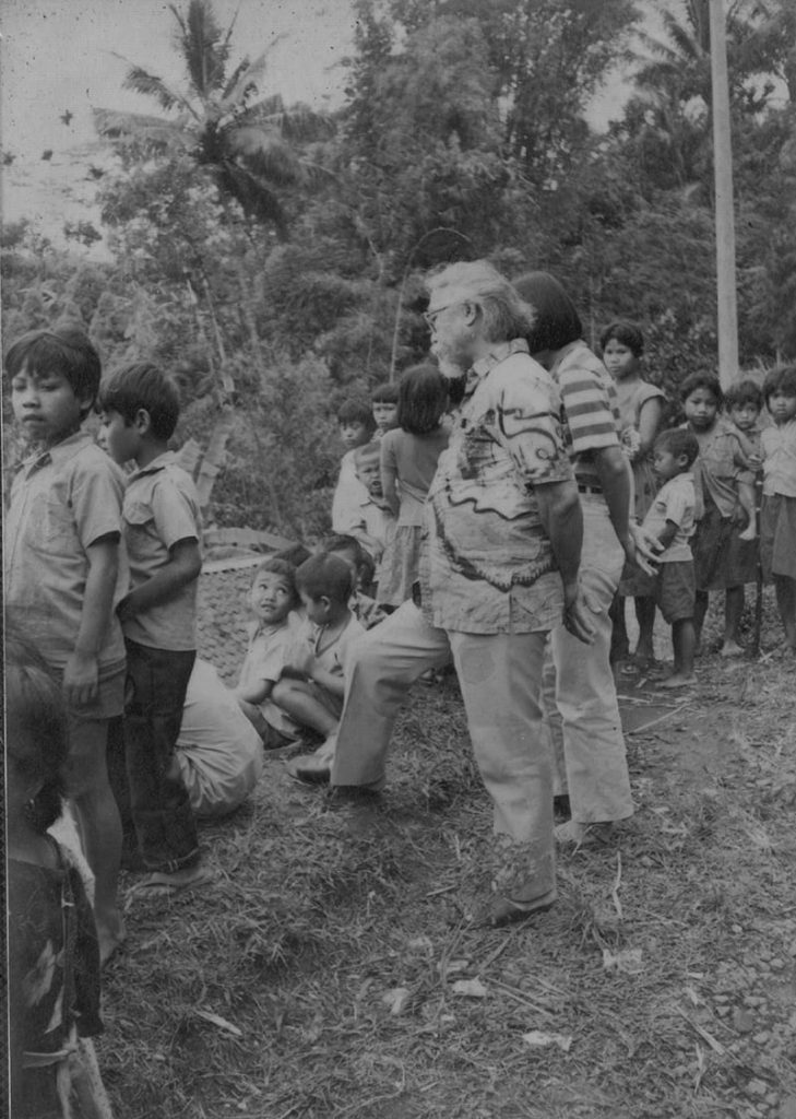 Romo Mangun bersama anak-anak SALAM Lawen